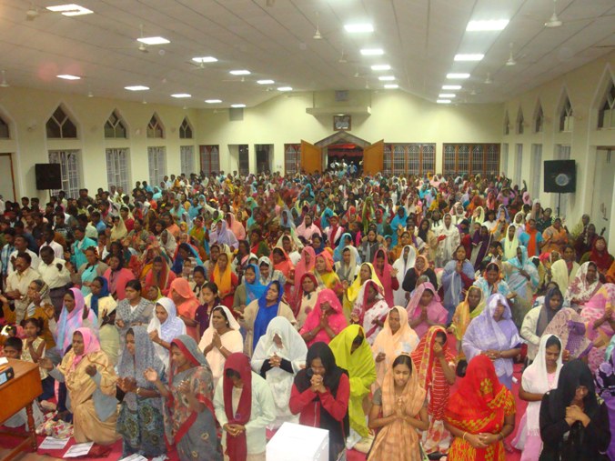 Pictures Of People Praying In Church